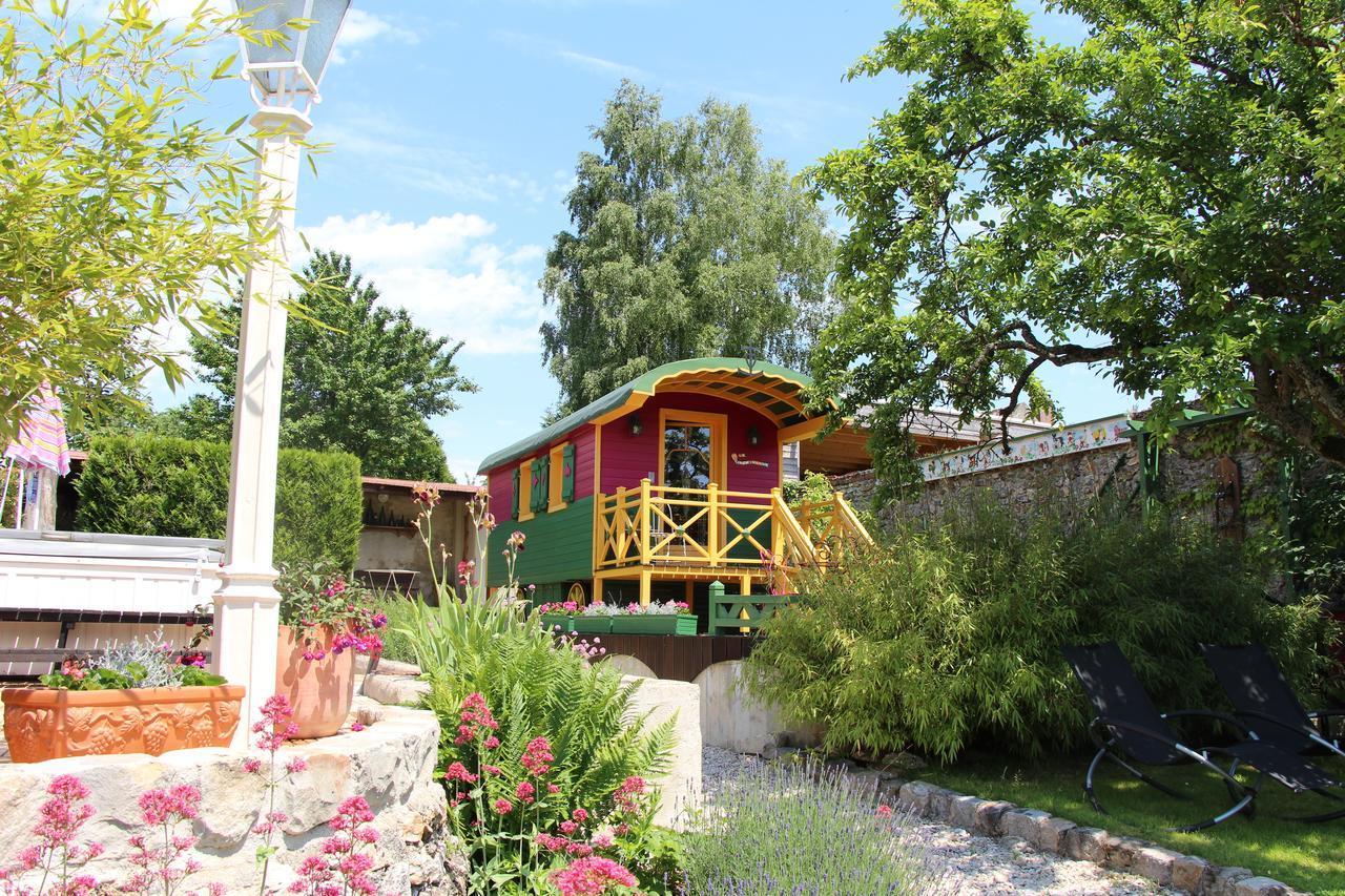 Roulotte La Dominique Bed & Breakfast Romery  Rom bilde